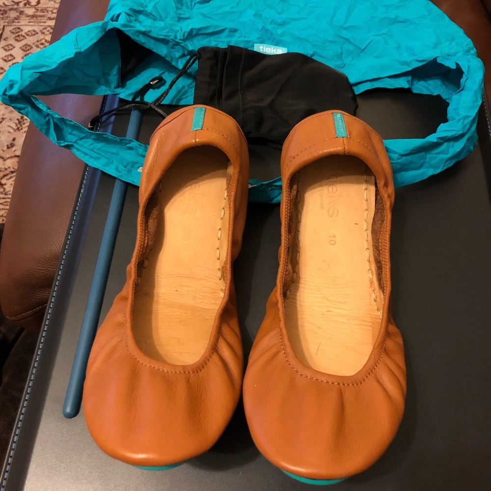 Tieks size 10 tan leather with bag/pouch